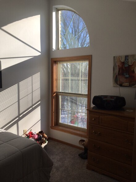 Lot's of windows and views of wood reserve - 135 W Oak Leaf Dr