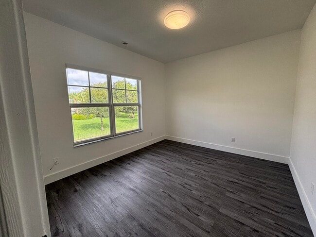 Building Photo - 2630 Creekside Dr