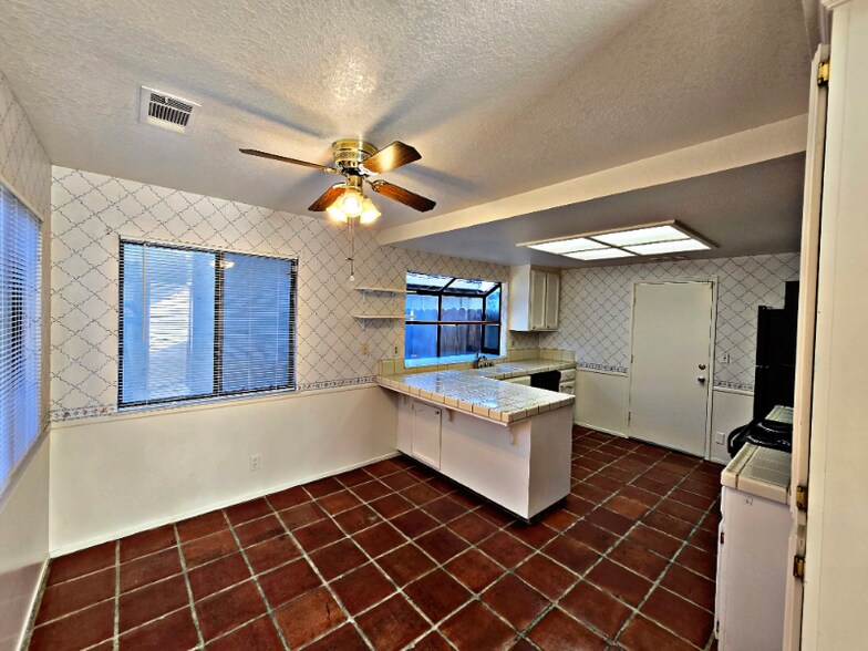 Building Photo - 5938 Land View Dr