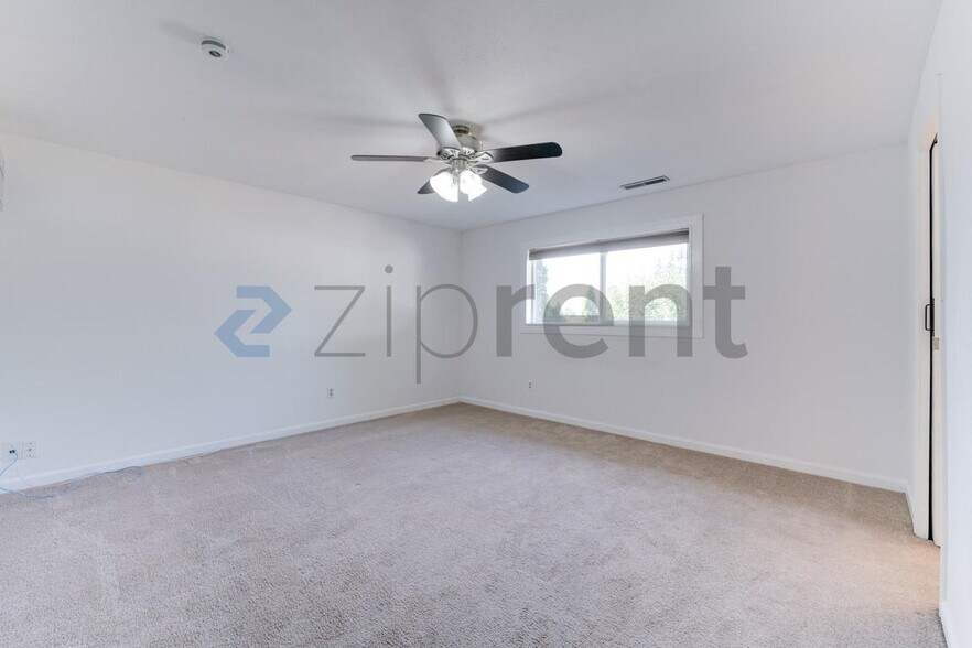 Building Photo - Unit