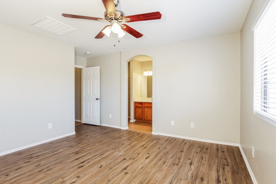 Building Photo - 1840 S 106th Ln