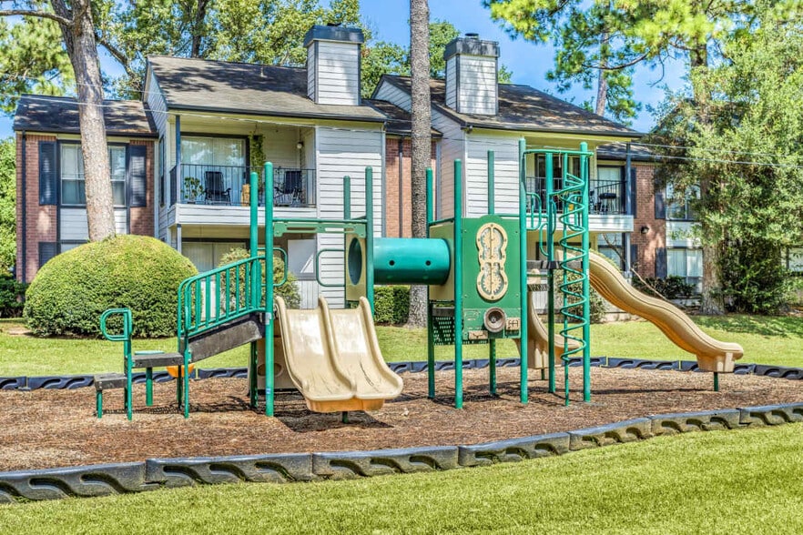 Building Photo - Brandon Oaks