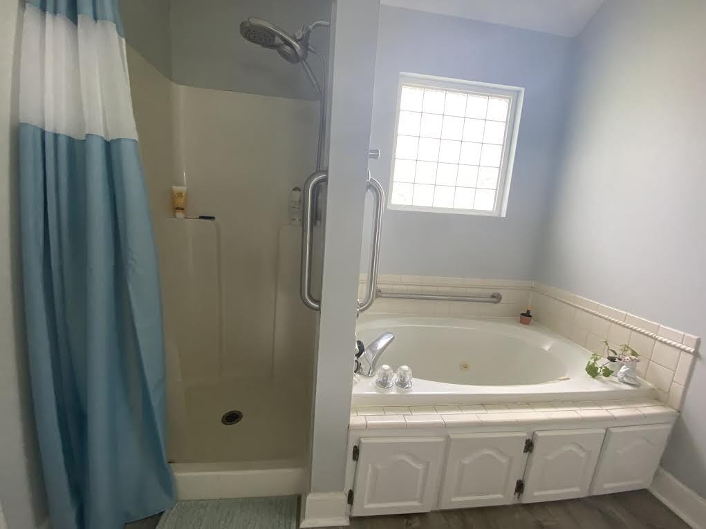 master bath shower and bath - 976 Fuller Glen Cir