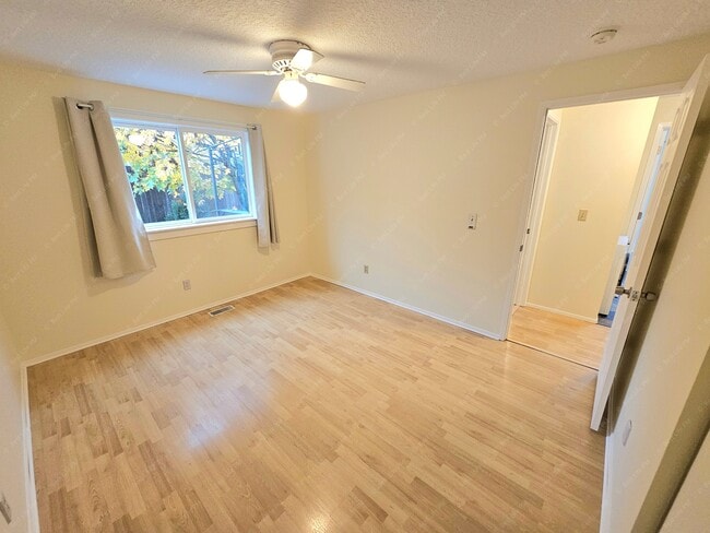 Building Photo - 7323 SE Rural St