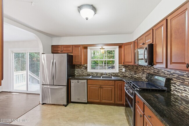 Building Photo - 536 River Dr