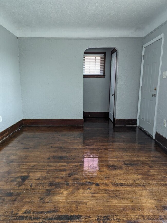 Building Photo - 9341 Roselawn- 3 BEDS & 1.5 BATH FOR RENT!