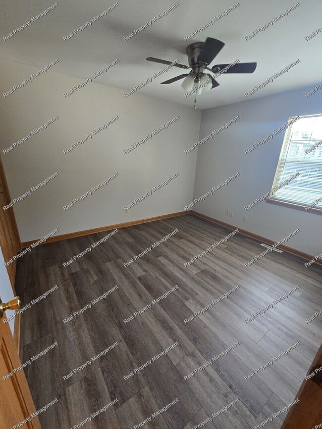 Building Photo - Spacious 2nd Floor 2 Bedroom Apartment