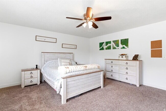 Building Photo - "Spacious 3-Bed Oasis with Fireplace & Modern Vinyl Touches in Ogden"