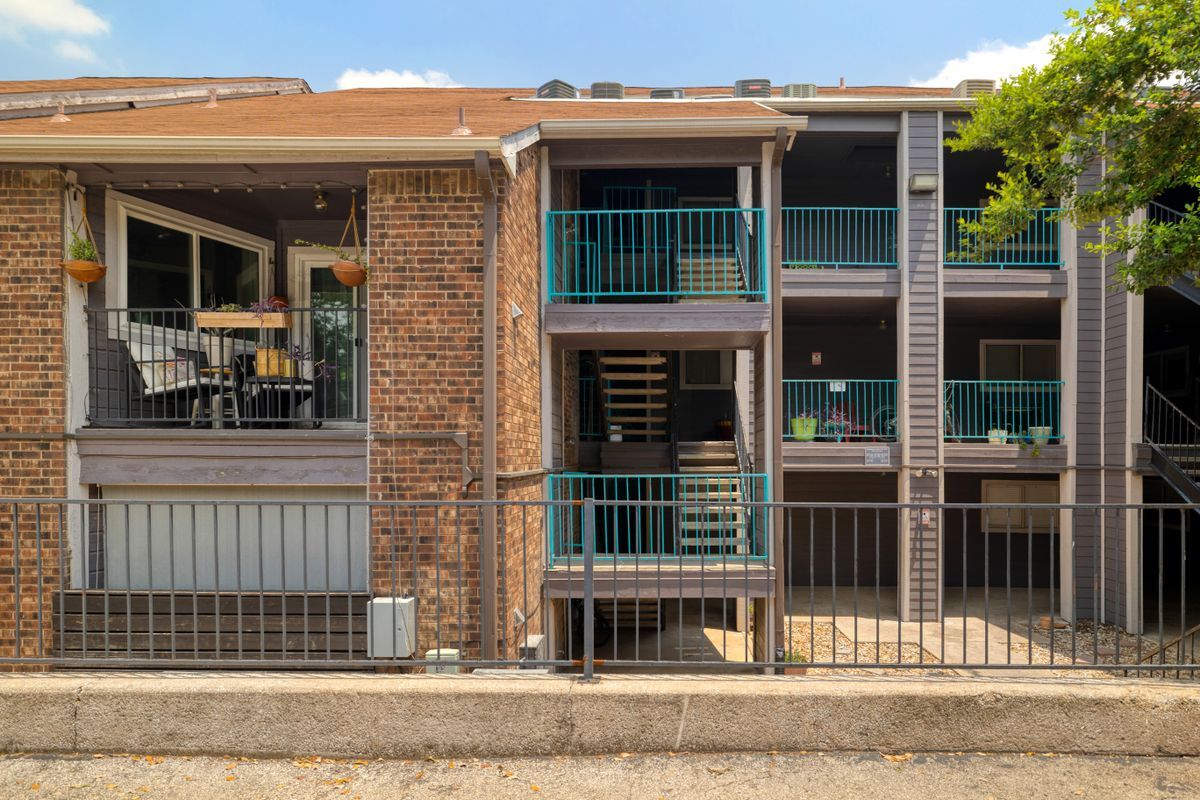 Building Photo - 1840 Burton Dr