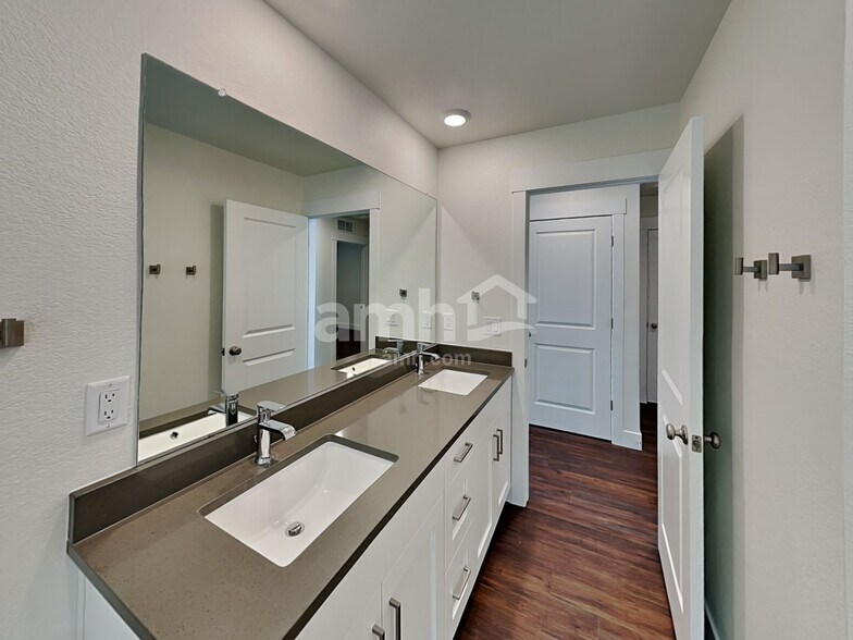 Building Photo - 818 S Oak St