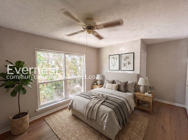 Building Photo - 3 Bed/1.5 Bath Townhome with Off-Street Parking / Available Soon!