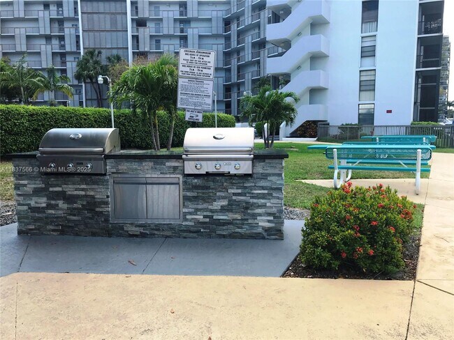 Building Photo - 3475 N Country Club Dr