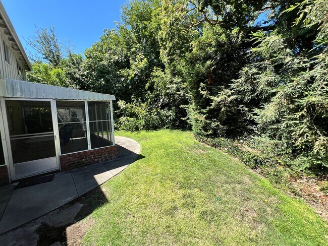 Building Photo - Spacious Home in Wonderful Davis Neighborhood!