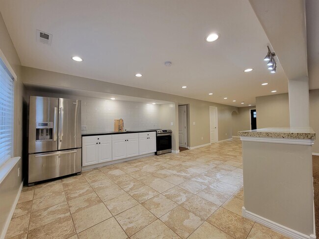 Building Photo - 8256 Imperial Oak Dr