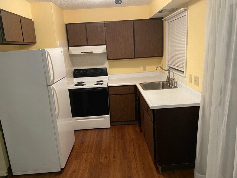 Gally kitchen - 50 N Cres Dr