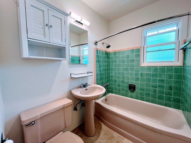 Building Photo - 3 Bed, 2 Bath, 2 Car Garage with Ocean Vie...