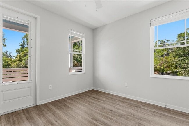 Building Photo - 516 SW 7th Pl