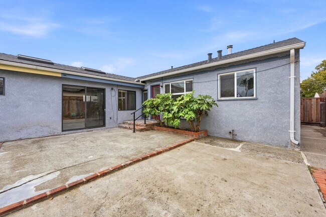 Building Photo - Charming single level family home located in sought after San Lorenzo Village.