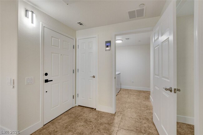Building Photo - 6868 Sky Pointe Dr