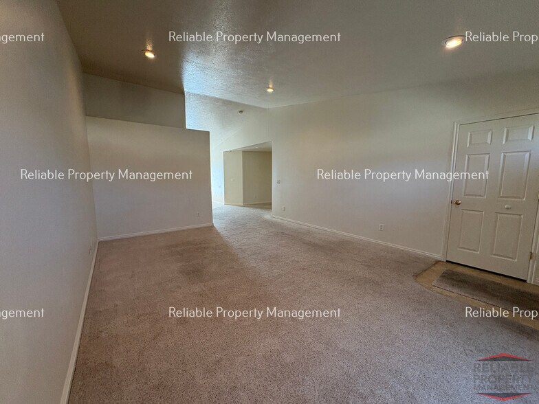 Building Photo - 1400 Falcon Dr