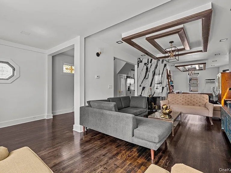 Building Photo - 916 Clarence Ave