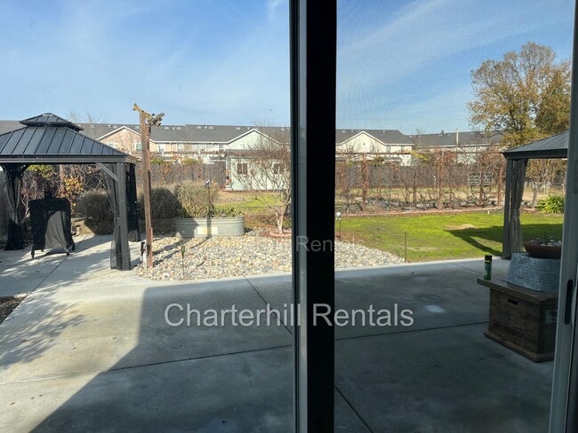 Building Photo - Lovely home on large lot down a private la...