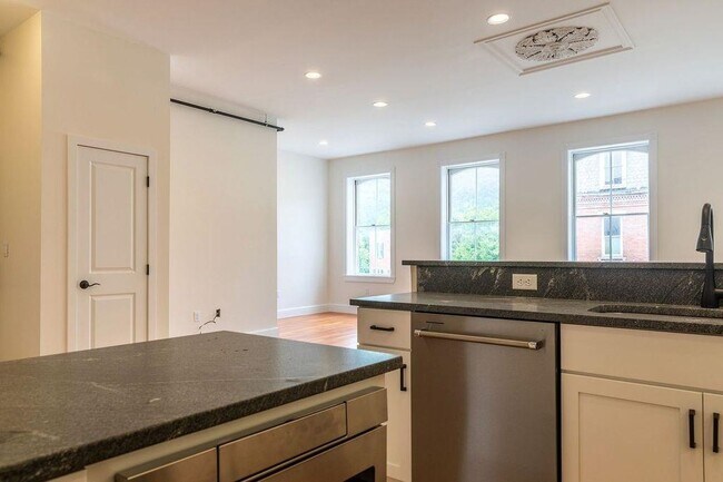 Building Photo - 21 Central St