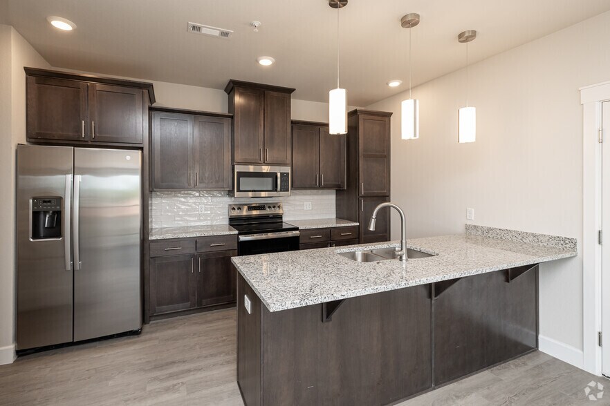 1BR, 1BA - 710SF - Kitchen - 102 West Crossing