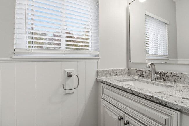 Building Photo - 32901 Blossom Ct