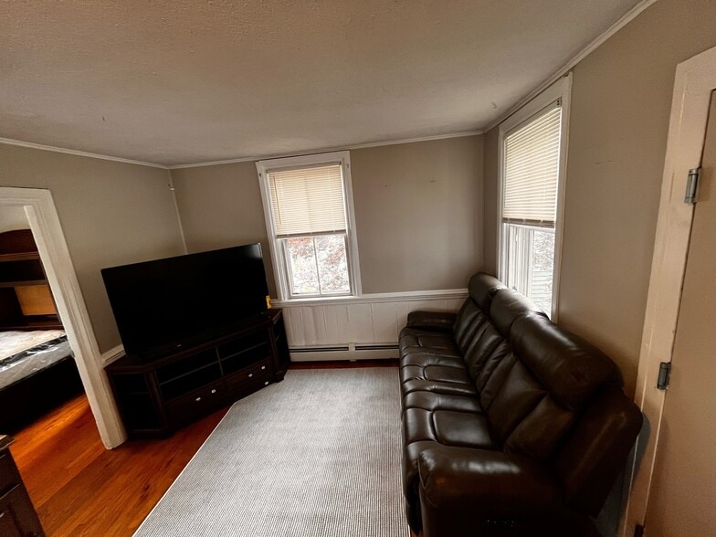 Building Photo - 47 Sheldon St