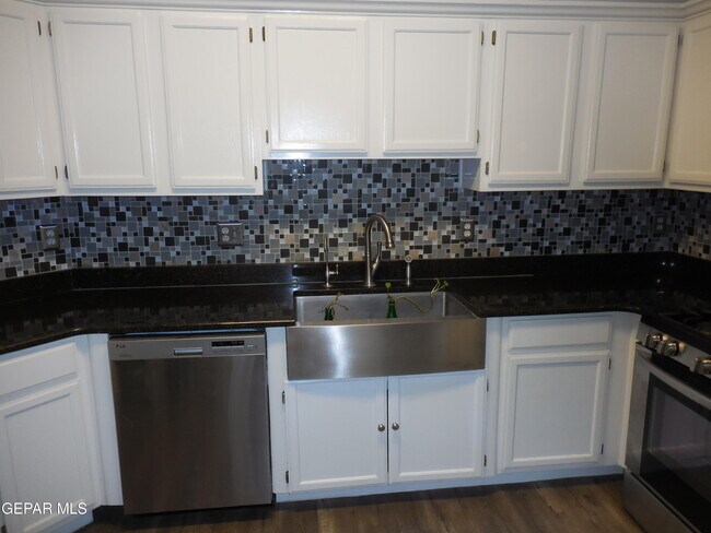 Building Photo - 356 Jardin Bello Ave