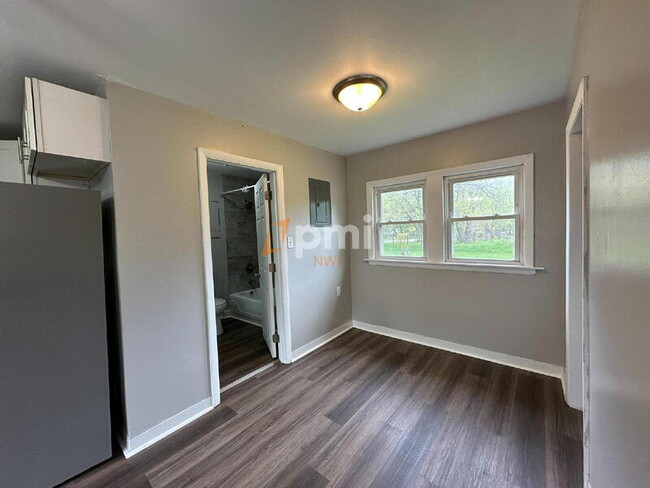 Building Photo - 5030 W Ridge Rd