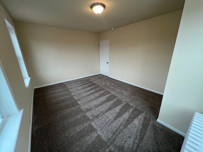 Building Photo - 955 E Main St