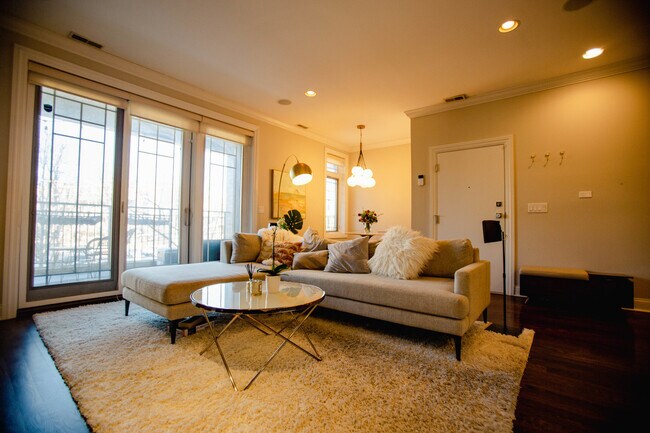 Building Photo - 843 W Fletcher St