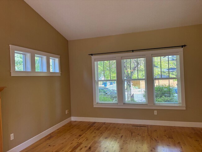 Building Photo - 3 Bed 2 Bath Single level - Fenced Yard-No...