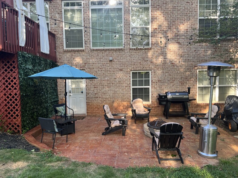 Patio with private entrance - 4705 Lantern Ct