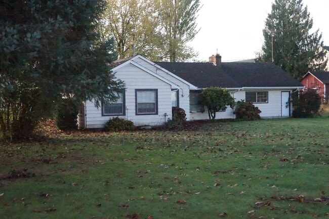 Building Photo - Large lot with room for a garden