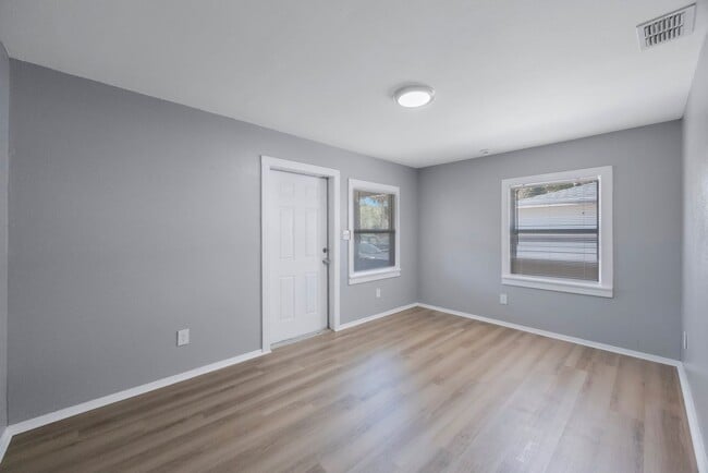 Building Photo - Cute 3bdrm/1bath House ** Section 8 OK ** ...