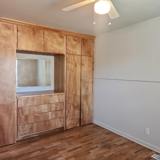 Building Photo - 911 W Leola St