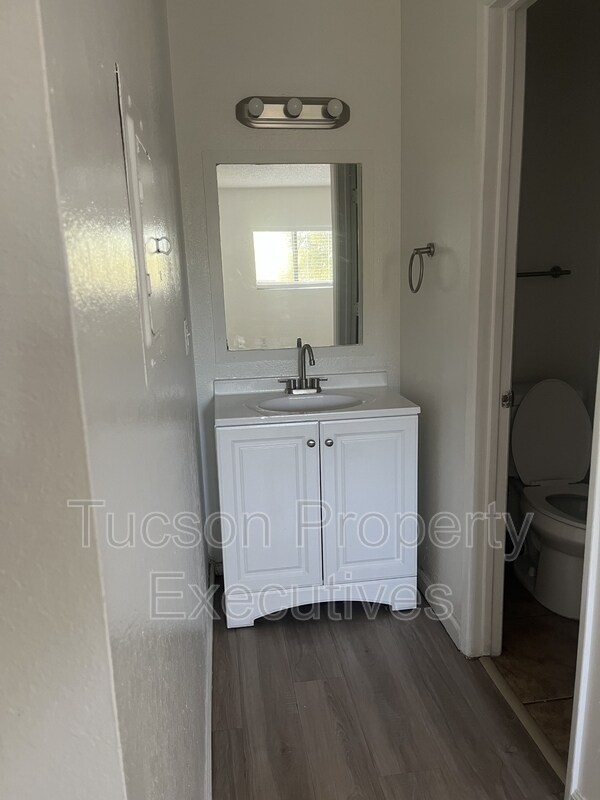 Building Photo - 3810 E Monte Vista Dr