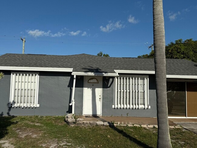 Primary Photo - 280 NW Airoso Blvd