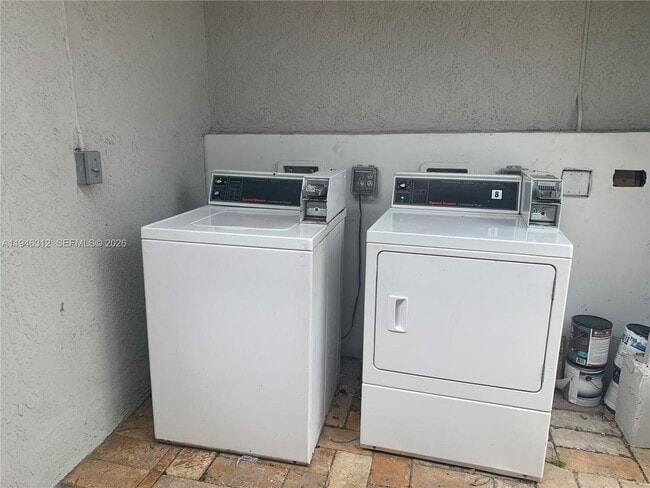 Building Photo - 821 SW 29th Ct