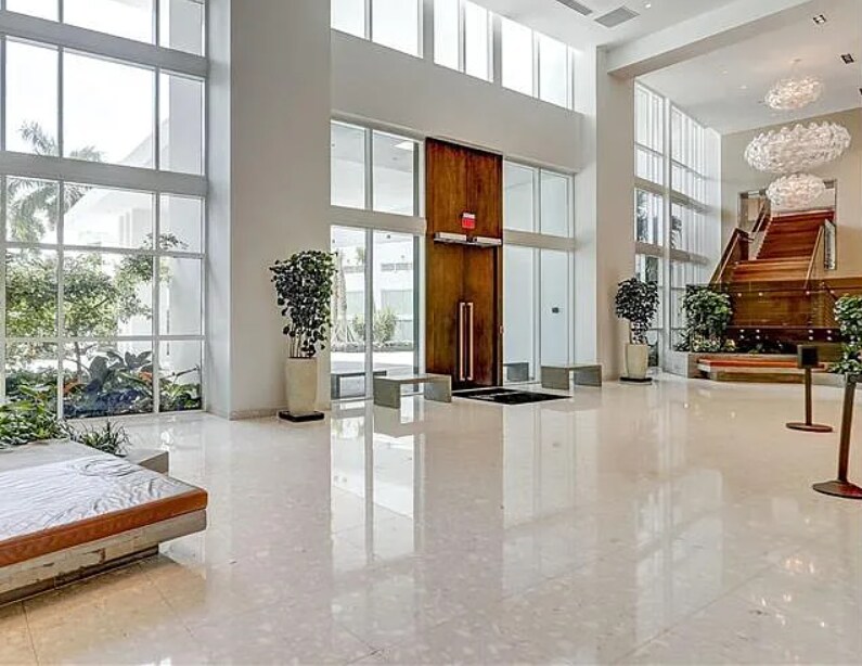 Building Photo - 2020 N Bayshore Dr