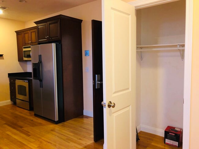 Building Photo - 100 Fellsway W