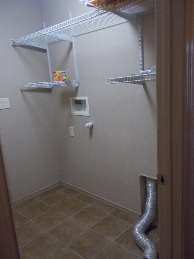 Building Photo - Beautiful home close to HAFB and town.