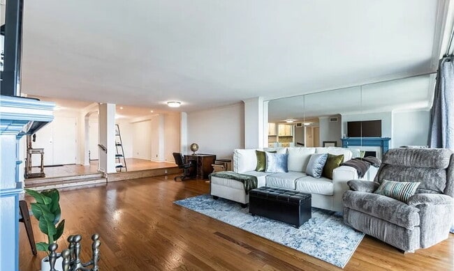 Building Photo - Luxurious Beverly Hills Penthouse Condo wi...