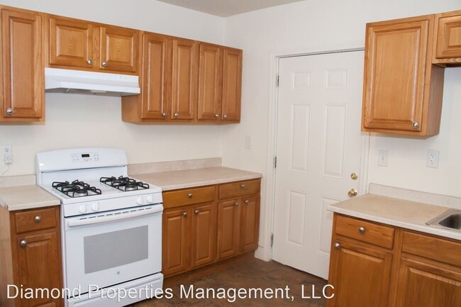 Building Photo - 4 br, 1.5 bath House - 266 Peck Street