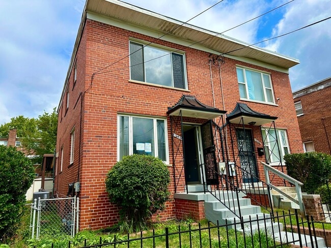 Primary Photo - Charming 3-bedroom, 1.5-bathroom! Pets Wel...