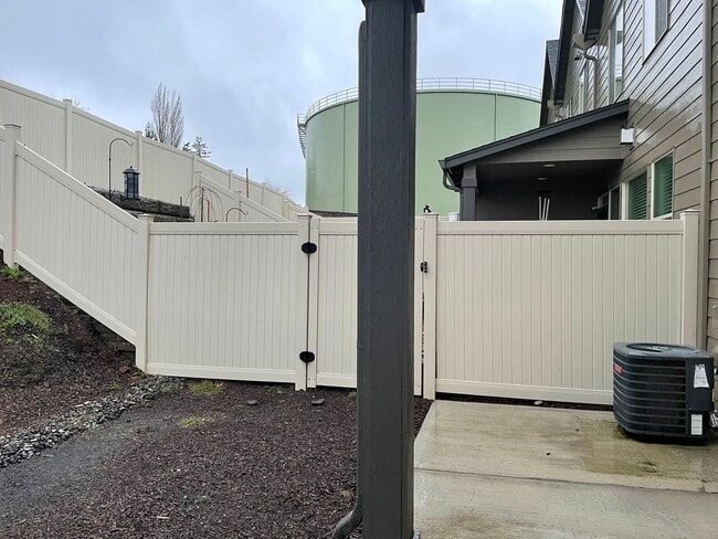 Building Photo - BEAUTIFUL LUXURY Style Townhouse with a go...