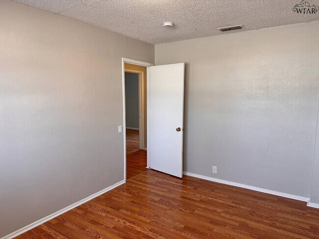 Building Photo - 1813 Westcliff Dr